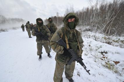 Московская область. Алабино. Солдаты разведбата Таманской дивизии    во время  учений на полигоне.