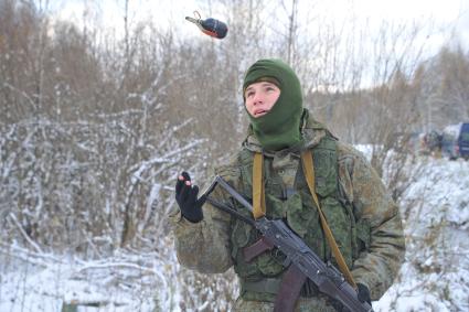 Московская область. Алабино. Солдат    разведбата Таманской дивизии     на полигоне .