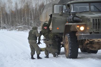 Московская область. Алабино. Солдаты разведбата Таманской дивизии    во время  учений на полигоне.