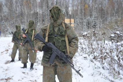 Московская область. Алабино. Солдат разведбата Таманской дивизии    на учениях на полигоне.