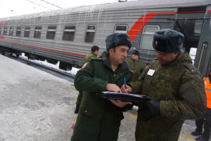 Екатеринбург. Железнодорожный вокзал. Начальник эшелона расписывается в документах перед отправкой поезда с призывниками в Хабаровск