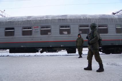 Екатеринбург. Железнодорожный вокзал. Вооруженый солдат охраняет поезд с призывниками, перед их отправкой в Хабаровск