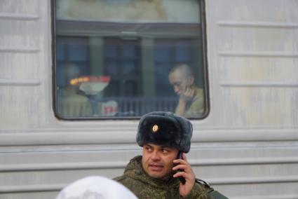 Екатеринбург. Железнодорожный вокзал. Офицер, начальник эшелона у поезда с призывниками, перед их отправкой в Хабаровск