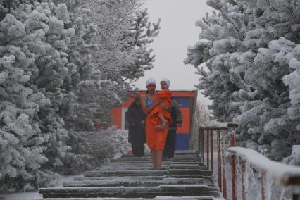 Красноярск. Женщина с ребенком перед моржеванием.