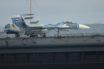 Мурманская область. Палубный истребитель Су-33 (ранее известный как Су-27К) на борту крейсера `Адмирал Кузнецов`.