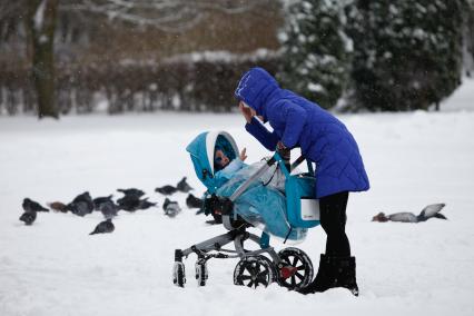 Ставрополь. Женщина с ребенком в коляске гуляет в парке.