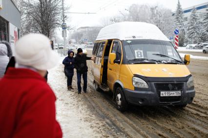 Ставрополь. Пассажиры садятся в маршрутку на одной из улиц  города.