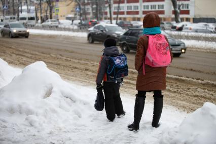 Ставрополь. Школьники на заснеженной улице.