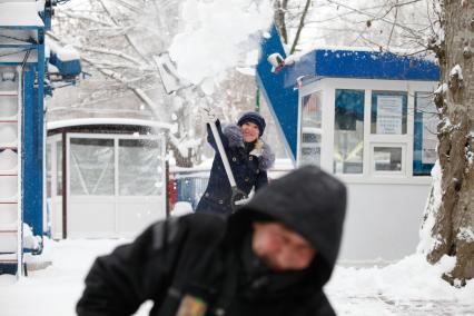 Ставрополь. Молодые люди чистят снег .