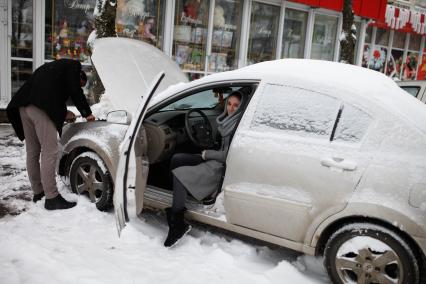 Ставрополь. Молодые люди пытаются завести автомобиль.