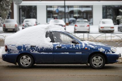 Ставрополь.  Машина занесенная снегом.