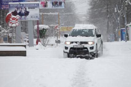 Ставрополь. Автомобиль на заснеженной удице города.