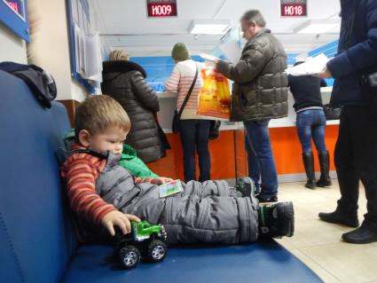 Москва. Очередь в налоговой инспекции.