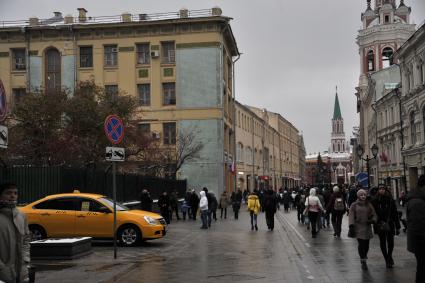 Москва.   Вид  на Никольскую башню Кремля со стороны Никольской улицы.