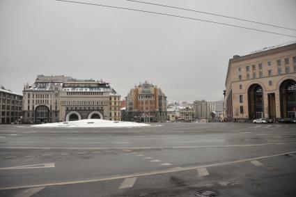 Москва. Вид с Лубянской площади на торговый центр  `Наутилус`  ( в центре) и Театральный проезд .