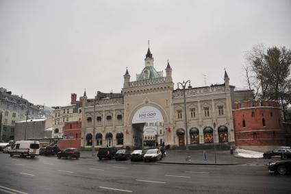 Москва.   Вид на арку Третьяковского проезда со стороны Театрального проезда и Птичью башню Китайгородской стены (справа).