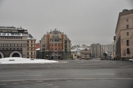 Москва. Вид с Лубянской площади на торговый  центр `Наутилус` и Театральный проезд .