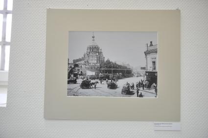 Москва. Фототипия Владимирские (Никольские ворота) и часовня Пантелеймона целителя 1900 г. из фондов Музейного объединения ` Музеи Москвы`.