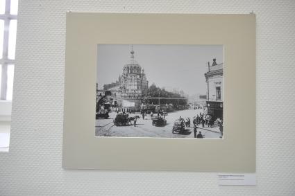 Москва. Фототипия  Владимирские (Никольские ворота)  и часовня Пантелеймона целителя 1900 г.   из фондов    Музейного объединения ` Музеи Москвы`.