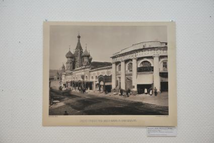 Москва. Фототипия `Шерер, Набгольц и Ко в Москве` Верхние городские ряды (вид по Варварке от церкви Варвары Мученицы 1986г.) из фондов Музейного объединения ` Музеи Москвы`.