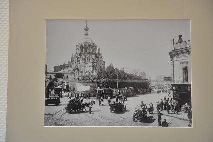 Москва. Фототипия  Владимирские (Никольские ворота)  и часовня Пантелеймона целителя 1900 г.   из фондов    Музейного объединения ` Музеи Москвы`.