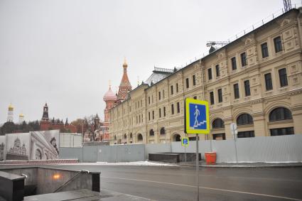 Москва.   Вид на Средние  торговые ряды  и Кремль со стороны улицы Варварка.