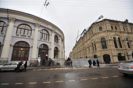 Москва.   Вид на Гостиный двор (слева) и Средние  торговые ряды  со стороны улицы Ильинка.