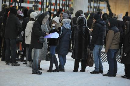 Москва. Перекупщик предлагает билеты  на выставку `Иван Айвазовский. К200-летию со дня рождения` в Третьяковскую галерею на Крымском валу.