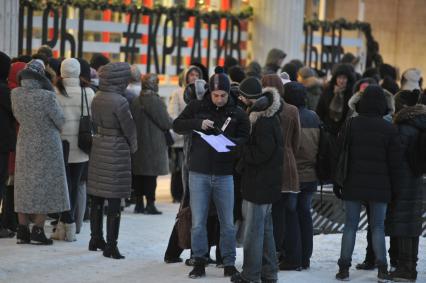 Москва. Перекупщик предлагает билеты  на выставку `Иван Айвазовский. К200-летию со дня рождения` в Третьяковскую галерею на Крымском валу.