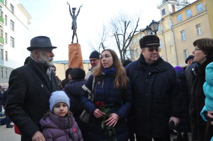 Москва.  Скульпторы Салават Щербаков (слева) и Виктор Митрошин (второй справа) во время церемонии открытия памятника балерине Майе Плисецкой в образе Кармен работы скульптора В. Митрошина в сквере имени балерины на улице Большая Дмитровка.