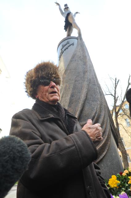 Москва.  Композитор Родион Щедрин во время церемонии открытия памятника балерине Майе Плисецкой в образе Кармен работы скульптора Виктора Митрошина в сквере имени балерины на улице Большая Дмитровка.