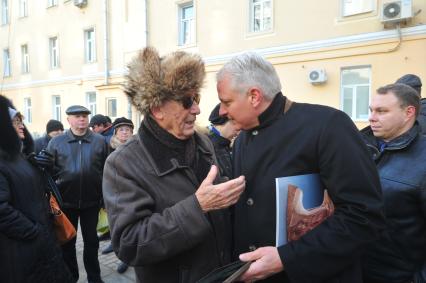 Москва.  Композитор Родион Щедрин  (третий слева) во время церемонии открытия памятника балерине Майе Плисецкой в образе Кармен работы скульптора Виктора Митрошина в сквере имени балерины на улице Большая Дмитровка.