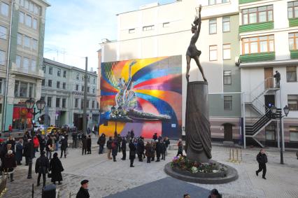 Москва.  Во время церемонии открытия памятника балерине Майе Плисецкой в образе Кармен работы скульптора Виктора Митрошина в сквере имени балерины на улице Большая Дмитровка.