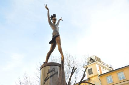 Москва.  Во время церемонии открытия памятника балерине Майе Плисецкой в образе Кармен работы скульптора Виктора Митрошина в сквере имени балерины на улице Большая Дмитровка.