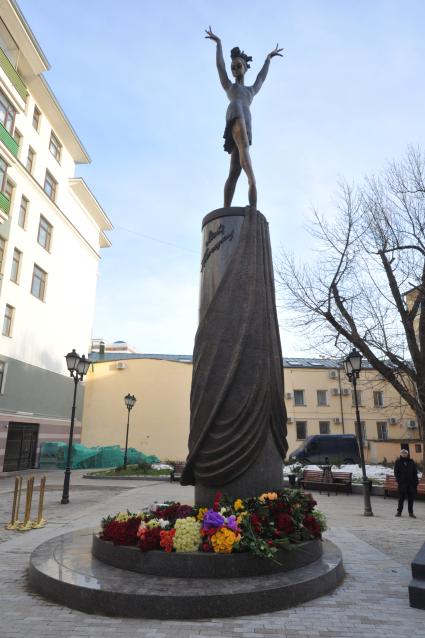 Москва.  Во время церемонии открытия памятника балерине Майе Плисецкой в образе Кармен работы скульптора Виктора Митрошина в сквере имени балерины на улице Большая Дмитровка.