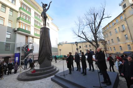 Москва.   Вице-премьер РФ Ольга Голодец (в центре) и композитор Родион Щедрин (на дальнем плане) во время церемонии открытия памятника балерине Майе Плисецкой в образе Кармен работы скульптора Виктора Митрошина в сквере имени балерины на улице Большая Дмитровка.