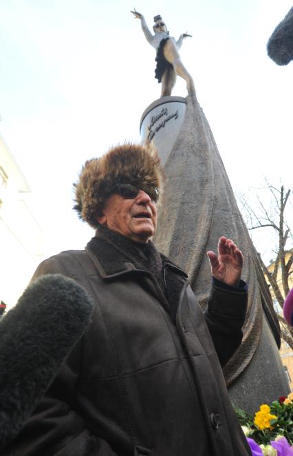 Москва. Композитор Родион Щедрин во время церемонии открытия памятника балерине Майе Плисецкой в образе Кармен работы скульптора Виктора Митрошина в сквере имени балерины на улице Большая Дмитровка.