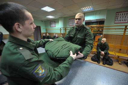 Московская область, Железнодорожный. Призывники  в сборном пункте  военного комиссариата московской области  получают обмундирование  перед отправкой к месту несения службы в ВС РФ.