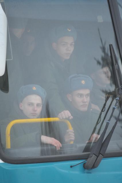 Московская область, Железнодорожный. Призывники   в автобусе  на сборном пункте  военного комиссариата московской области  перед отправкой к месту несения службы в ВС РФ.