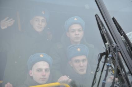 Московская область, Железнодорожный. Призывники   в автобусе  на сборном пункте  военного комиссариата московской области  перед отправкой к месту несения службы в ВС РФ.