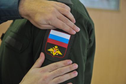 Московская область, Железнодорожный. Призывники в сборном пункте военного комиссариата московской области получают обмундирование перед отправкой к месту несения службы в ВС РФ.