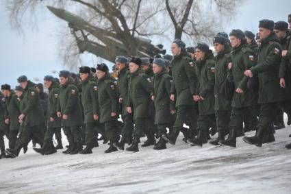 Московская область, Железнодорожный. Новобранцы на занятиях по строевой подготовке на плацу    военного комиссариата московской области .