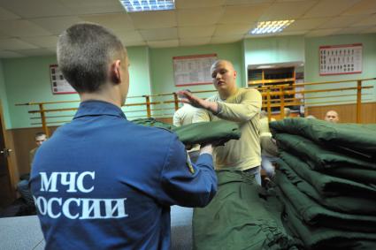 Московская область, Железнодорожный. Призывники в сборном пункте военного комиссариата московской области получают обмундирование перед отправкой к месту несения службы в ВС РФ.