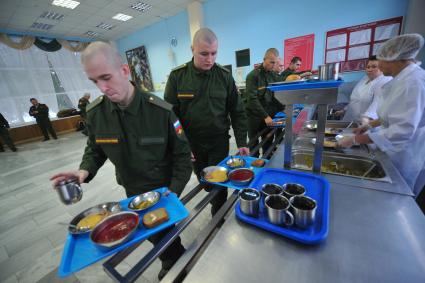 Московская область, Железнодорожный. Призывники  в столовой  на сборном пункте  военного комиссариата московской области   перед отправкой к месту несения службы в ВС РФ.