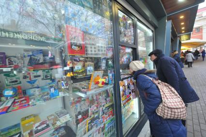 Москва. Покупатели у   обновленного киоска `Пресса`  рядом с метро Краснопресненская.