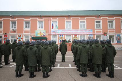 Уфа. Новобранцы  на плацу военного комиссариата перед отправкой к месту несения службы в ВС РФ.