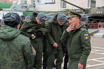 Уфа. Призывники в сборном пункте военного комиссариата перед отправкой к месту несения службы в ВС РФ.