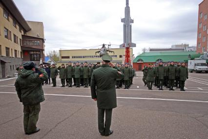 Уфа. Новобранцы  на плацу военного комиссариата перед отправкой к месту несения службы в ВС РФ.