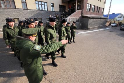 Уфа. Новобранцы на занятиях по строевой подготовке на плацу военного комиссариата перед отправкой к месту несения службы в ВС РФ.