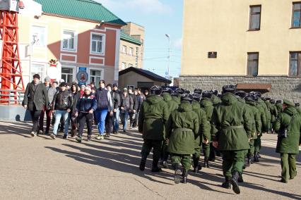 Уфа. Новобранцы на занятиях по строевой подготовке на плацу военного комиссариата перед отправкой к месту несения службы в ВС РФ.